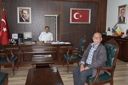 Kaymakamımız sayın Mehmet Emre YILDIZ, Özel Misafiri "Pala Dayı" ile Sohbet Ettiler
